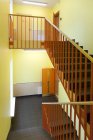 Paredes interiores vazias do hospital e escadas em Parnu, Estonia — Fotografia de Stock