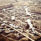 Vue aérienne d'une usine industrielle dans un paysage désertique — Photo de stock