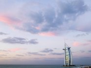 Burj Al Arab Hotel con el océano en el fondo, Dubai, Emiratos Árabes Unidos - foto de stock