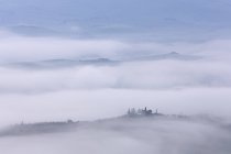 Brouillard de vallée en Val Dorcia à l'aube, Italie, Europe — Photo de stock