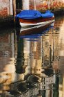 Отражение здания и лодки на воде в канале Венице, Италия — стоковое фото