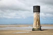 Faro en marea baja en la playa de arena, East Yorkshire, Inglaterra, Reino Unido - foto de stock