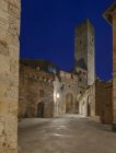 Mittelalterliche straße in der dämmerung, san gimignano, italien — Stockfoto