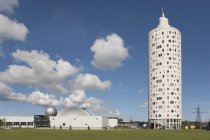 Edificio moderno del centro de ciencia y Torre Tigutorn en Tartu, Estonia, Europa - foto de stock