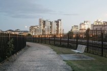 Sentiero urbano e panchina per recinzione a Londra, Inghilterra, Regno Unito — Foto stock