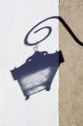Shadow of street lamp on building corner, close-up — Stock Photo