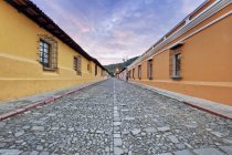 Barrio colonial histórico calle al amanecer con muros de edificios, Guatemala - foto de stock