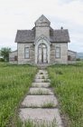Edifício abandonado da igreja no campo prado verde — Fotografia de Stock