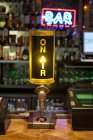 Radioleuchte in bar im amerikanischen stil in tallinn, estland — Stockfoto
