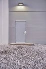 Простий будівельний дверний отвір з гравійною підлогою — стокове фото