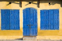 Portas e janelas azuis na fachada do edifício — Fotografia de Stock