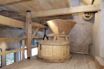 Старая водяная мельница со старинным оборудованием в Вихула, Эстония — стоковое фото