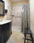 Комната для переодевания и душ в оздоровительном клубе в Брэдфорде, штат Флорида, США — стоковое фото