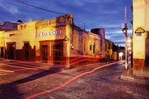 Crossroads and traffic lights on street in San Miguel de Allende, Guanajuato, Mexico — Stock Photo