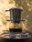В'єтнамська кава горщик зі свіжою кавою пити на столі — стокове фото