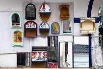 Espelhos em exposição na rua, Panjim, Goa, Índia — Fotografia de Stock