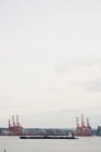 Промышленный морской порт с кораблем и кранами в Сиэтле, Вашингтон, США — стоковое фото