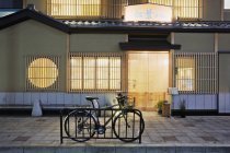 Велосипед припаркований за межами азіатського ресторану — стокове фото