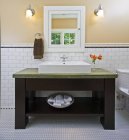 Раковина в современной ванной комнате, Сиэтл, Вашингтон, США — стоковое фото