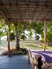 Крытое крыльцо в тропическом курорте, остров Якета, Фиджи — стоковое фото