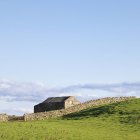 Grange et mur de pierre sèche, Wensleydale, Yorkshire Dales National Park, Angleterre — Photo de stock