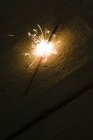 Nahaufnahme von Feuerwerkskörpern am Sandstrand. — Stockfoto