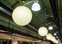 Светильники в промышленном здании, Нью-Йорк, Нью-Йорк, США — стоковое фото