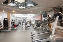 Gymnase Équipement d'exercice dans le studio de conditionnement physique — Photo de stock