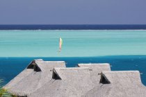Velero en bahía en Bora Bora resort, Bora Bora, Tahití, Polinesia Francesa - foto de stock