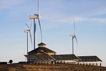 Turbinas eólicas, painéis solares e casa de fazenda, Ellensburg, Washington, EUA — Fotografia de Stock