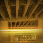 Freeway overpass support structure at night, San Francisco, California, Estados Unidos — Fotografia de Stock