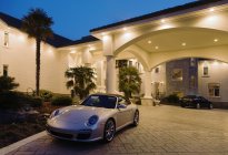 Large luxury home with sports cars, Virginia, United States — Stock Photo