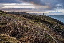 Cardigan Bay com cairn de pedra distante marcando entrada para Porthgain Harbour de Pembrokeshire Coast Trail, Pembrokeshire National Park, País de Gales, Reino Unido . — Fotografia de Stock