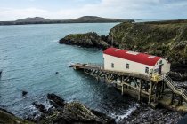 Altes bootshaus, st davids rettungsstation in st justinian, pembrokeshire, wales, uk. — Stockfoto