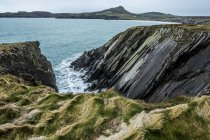 Ocean coastline with rocky cliffs, Pembrokeshire National Park, País de Gales, Reino Unido . — Fotografia de Stock