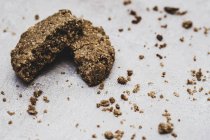 Крупним планом свіжоспечене шоколадне печиво розбивається навпіл і крихти . — стокове фото