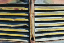 Gros plan de la calandre avant d'un camion antique abandonné — Photo de stock