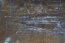 Image inversée de marques de rayures et de peinture à peler sur un mur métallique . — Photo de stock