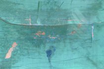 Image inversée de marques de rayures et de peinture bleue épluchante sur un mur métallique . — Photo de stock