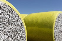 Fardos de algodón cosechados envueltos en vinilo de plástico amarillo en Great Plains, Kansas, EE.UU. - foto de stock