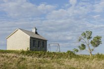 Талутраш-Прері зберегти історичну будівлю школи і бавовняне дерево навесні, великі рівнини, Канзас, США. — стокове фото