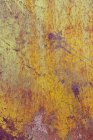 Деталь іржавого металу і пілінгової фарби на жовтій стіні — стокове фото