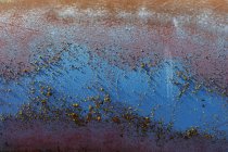 Деталь очищення синьої фарби та іржавого металу на стіні — стокове фото