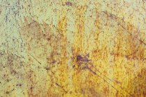 Detail aus rostigem Metall und abblätternder Farbe auf gelber Wand — Stockfoto