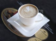 Caffè Latte con foglia di design in caffè moderno a Tartu, Estonia — Foto stock
