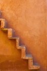 Escaleras incorporadas en el lado de la pared, Jaipur, Rajasthan, India - foto de stock