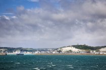 White cliffs of Dover port entrance, Kent, Inglaterra, Reino Unido - foto de stock