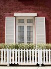 Brick house and white picket fence in New York city, New York, United States — Stock Photo