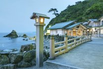 Bâtiments, jetée et rochers de mariage au sanctuaire Futamigaura, Ise, Japon — Photo de stock