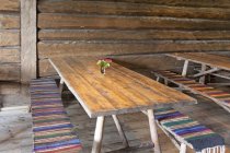 Mesas de jantar de madeira na área de lazer, Altja, Estonia — Fotografia de Stock